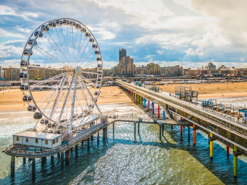 Riesenrad am Strand von Scheveningen, mit Den Haag im Hintergrund.