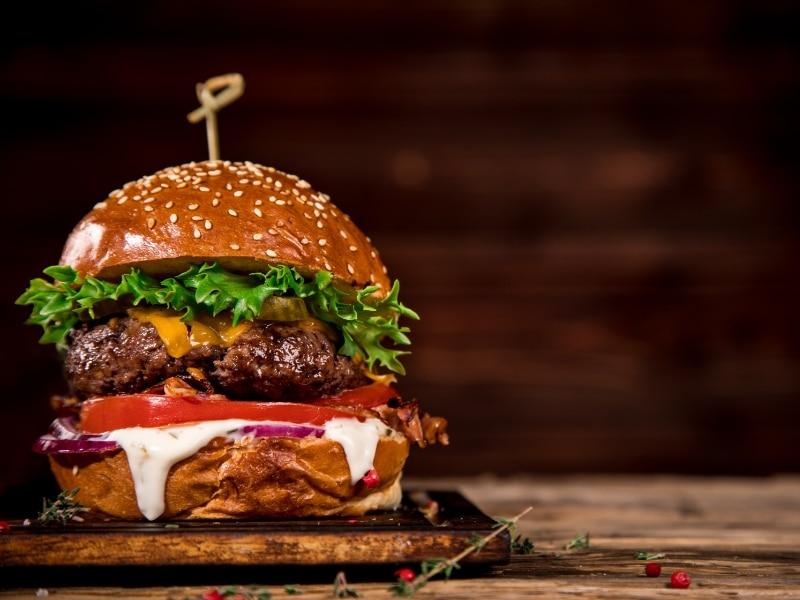 Met kinderen hamburgers eten bij Blik en Burgers