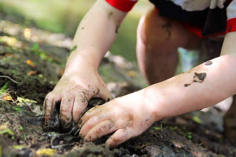 spelen in het zand. Bergsche plas bij Rotterdam