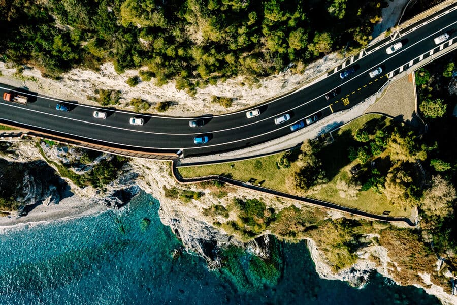 autoweg langs het water en bergen vanaf boven