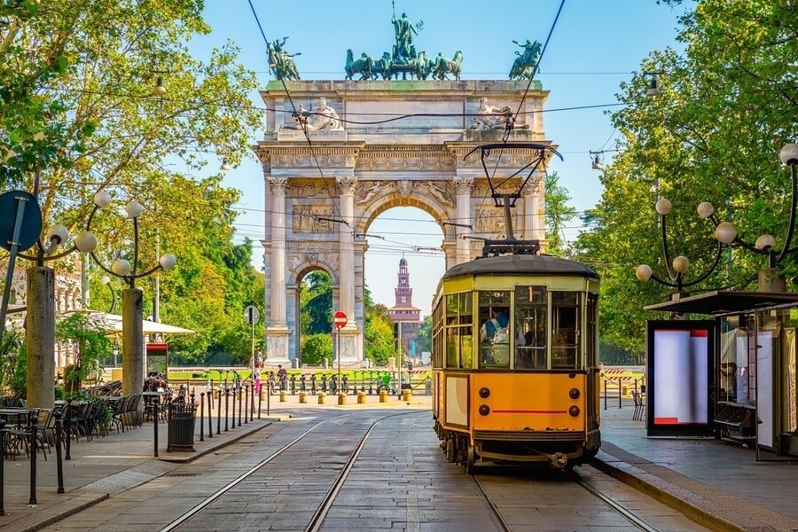 de Vredesboog in Milaan met een tram op de voorgrond