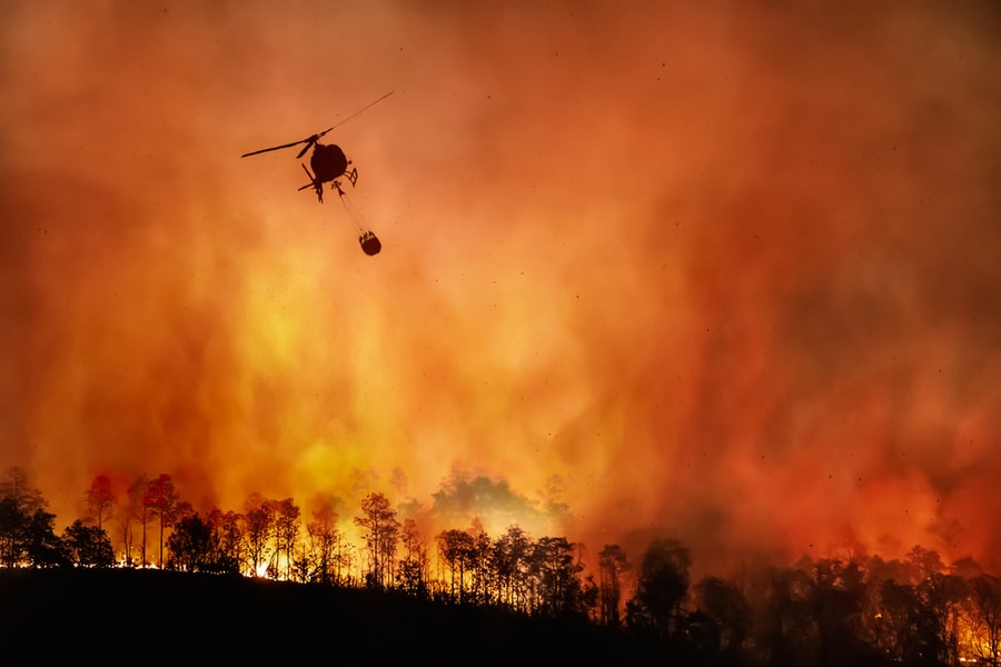 blushelikopter vliegt boven een bosbrand