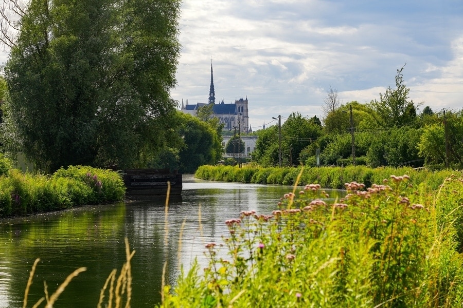 uitzicht op de kathedraal van Amiens vanaf een rivier