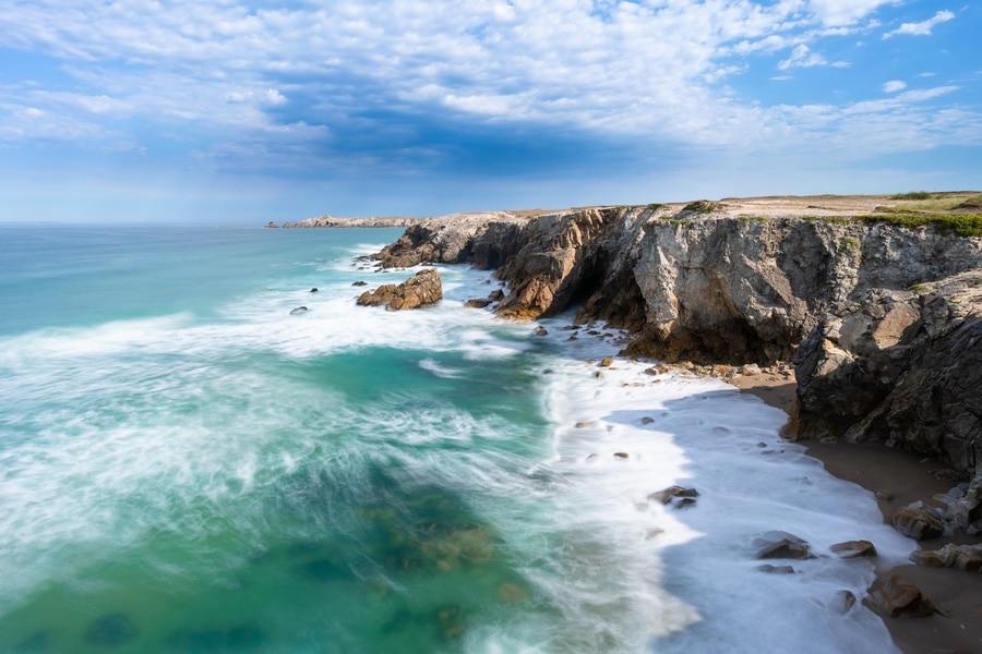 uitzicht op de golven en kliffen van de Atlantische kust