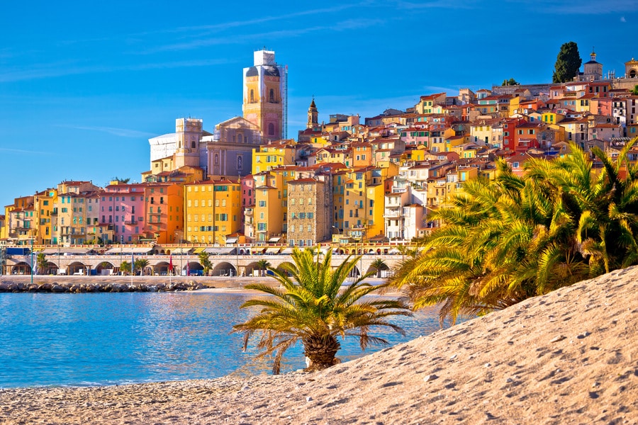 uitzicht op een kleurrijk Zuid-Frans havenstadje met een strandje op de voorgrond
