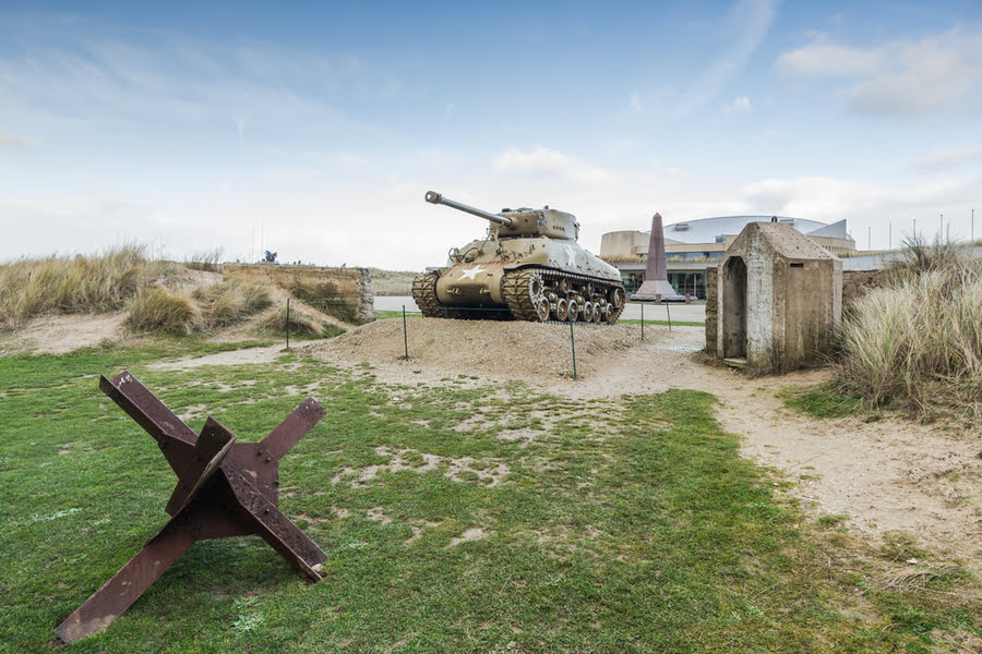 Amerikaanse tank voor het museum bij Omaha Beach