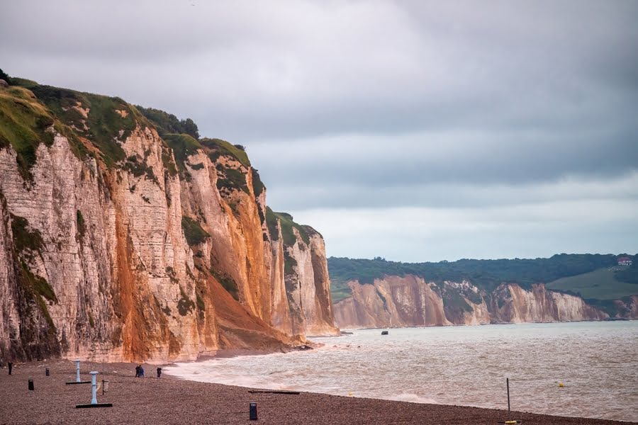 uitzicht op de krijtrotsen van Ètretat vanaf het strand