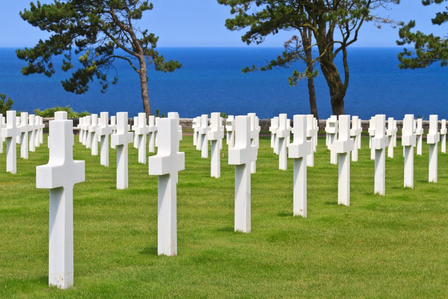 rijen witte grafkruizen in het Normandy War Cemetery