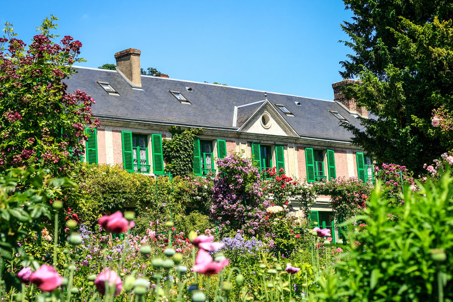 de gevel van huis van Monet met bloemen op de voorgrond