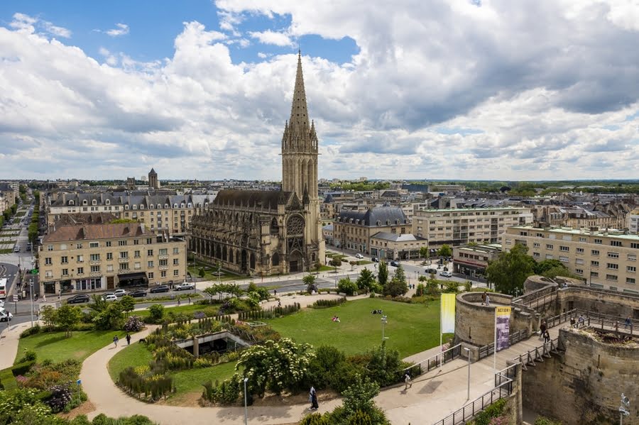 uitzicht op de kathedraal van Caen