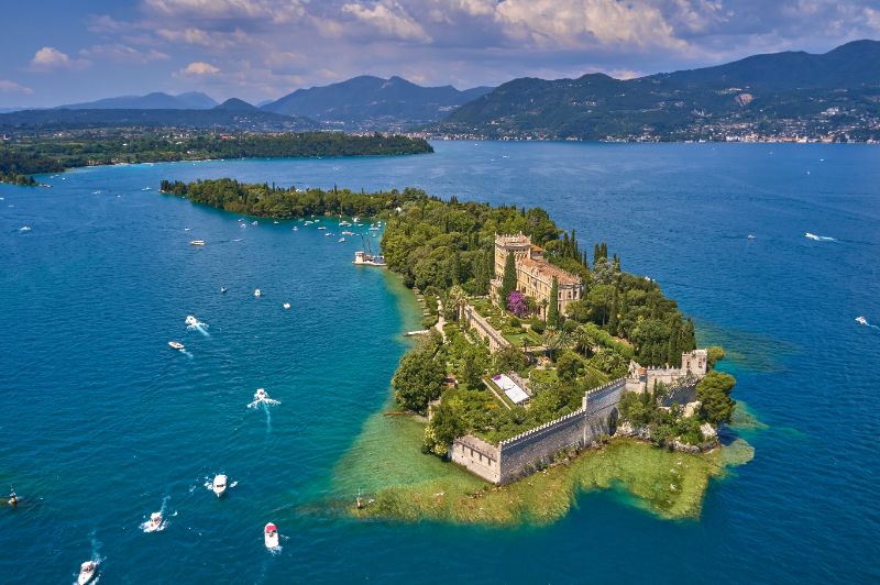 uitzicht op Isola del Garda, het grootste eiland in het Gardameer