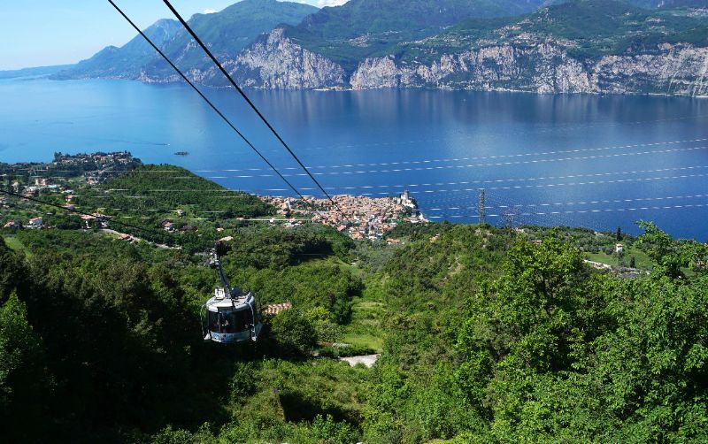 uitzicht op de kabelbaan naar Monte Baldo