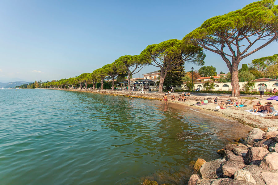 het strand van Lazise