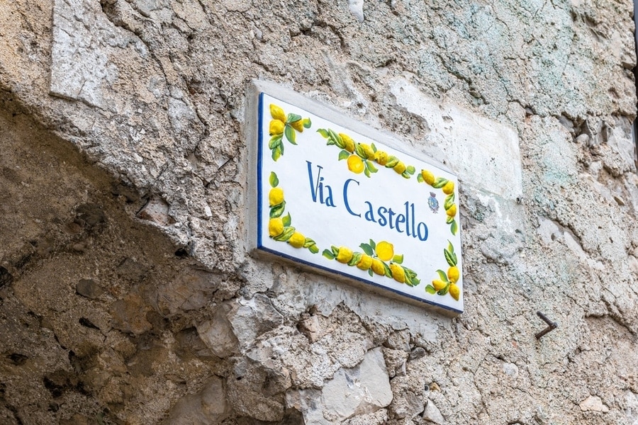 straatnaambord in Sirmione (Via Castello) versierd met plaatjes van citroenen