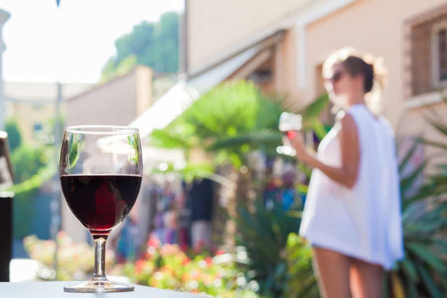 glas wijn in een straatje van Bardolino