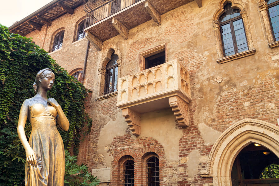 het standbeeld en balkonnetje van Juliet in Verona