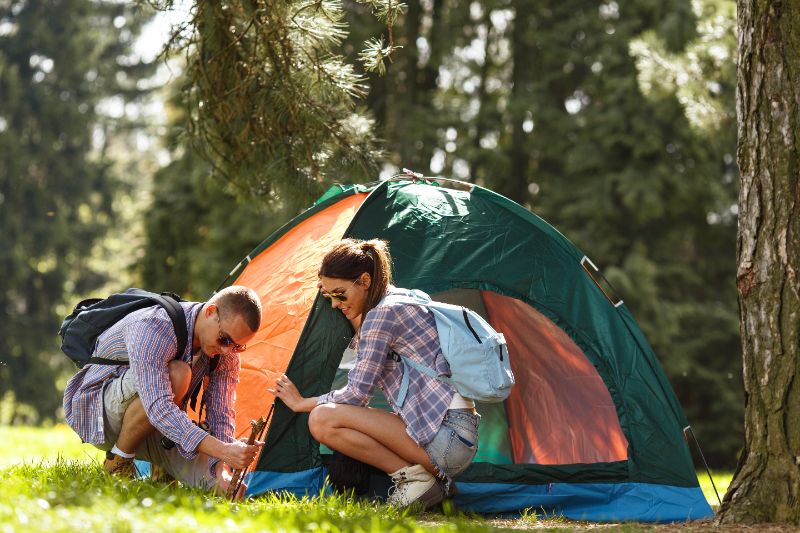 Een jong stel zet een kleine tent op