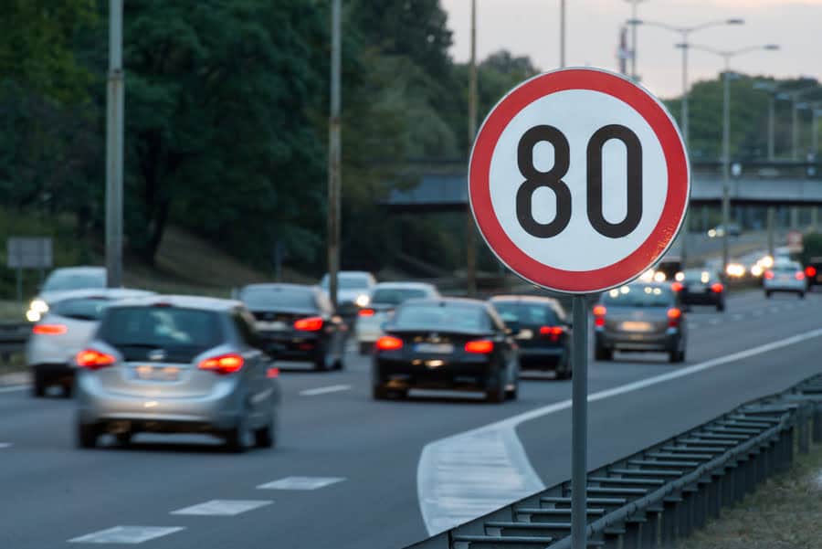 snelweg met verkeersbord