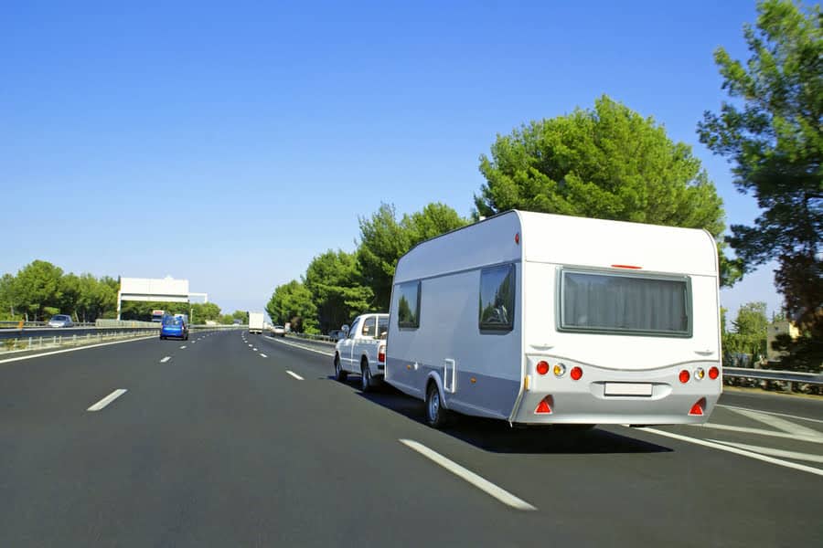 auto met caravan op de snelweg