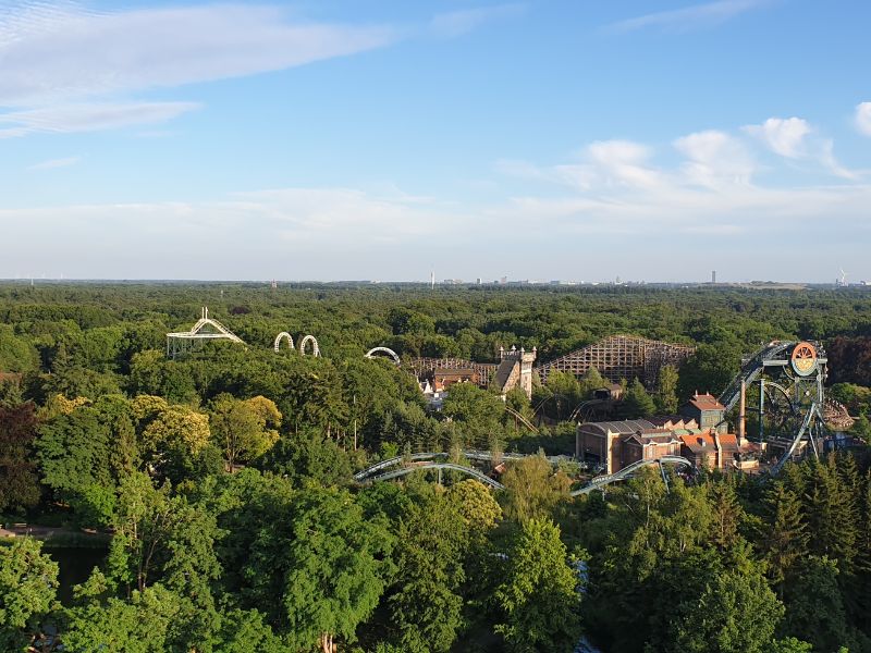 uitzicht op een aantal achtbanen in de Efteling