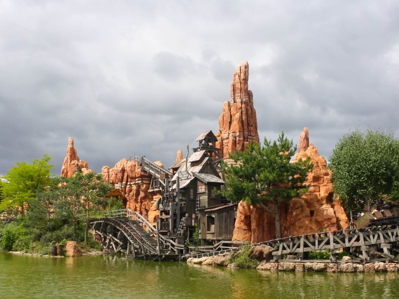 uitzicht op achtbaan Big Thunder Mountain in Disneyland Parijs