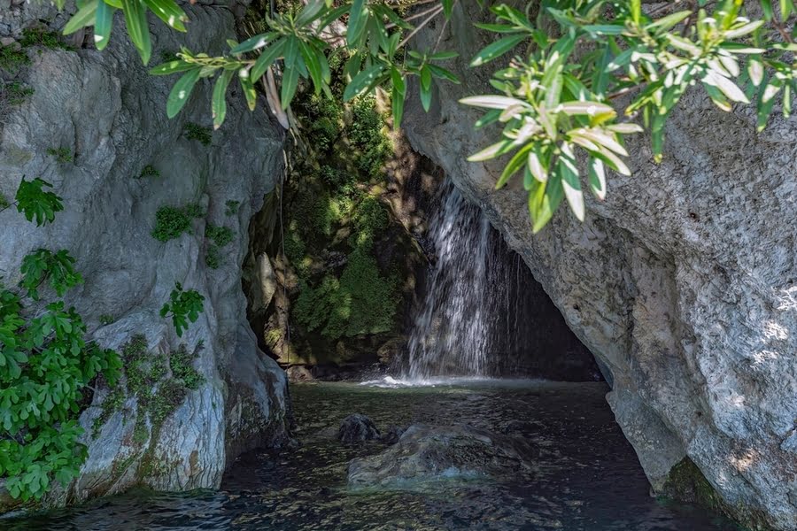 Een verborgen waterval tussen de rotsen, alleen toegankelijk per kayak of sup