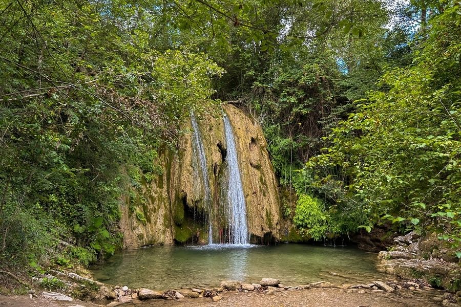 Waterval midden in een bos