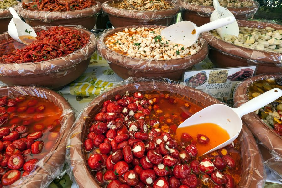 Allerlei lekkers op de markt in Cannobioa
