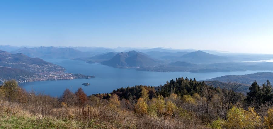 Lago Maggiore gezien vanaf de top van de Mottarone