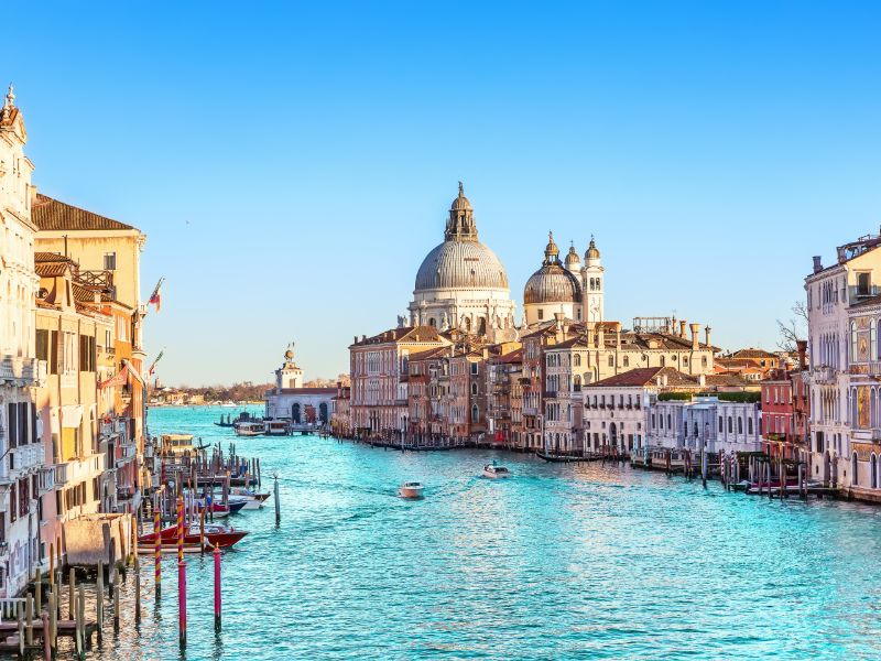 Uitzicht op de Santa Maria della Salute en het Canal Grande in Venetië.