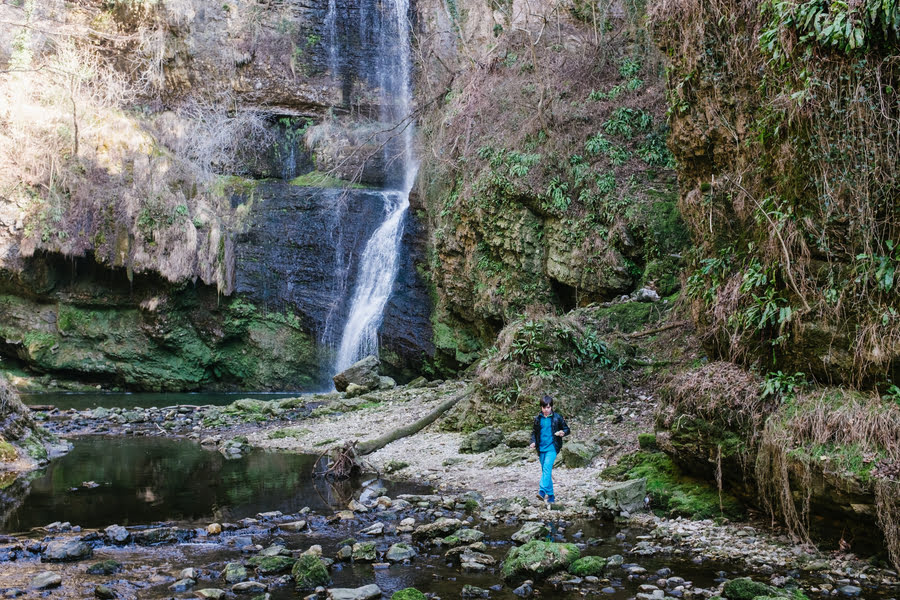 De waterval Cascata Fermona in Italië met op de voorgrond een kind
