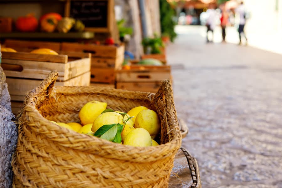 manden met fruit staan aan een straatje