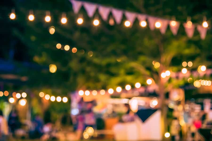 geblurde foto van lichtjes en marktkraampjes 's avonds