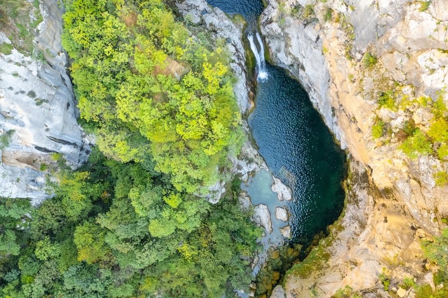luchtfoto van waterval in kloof