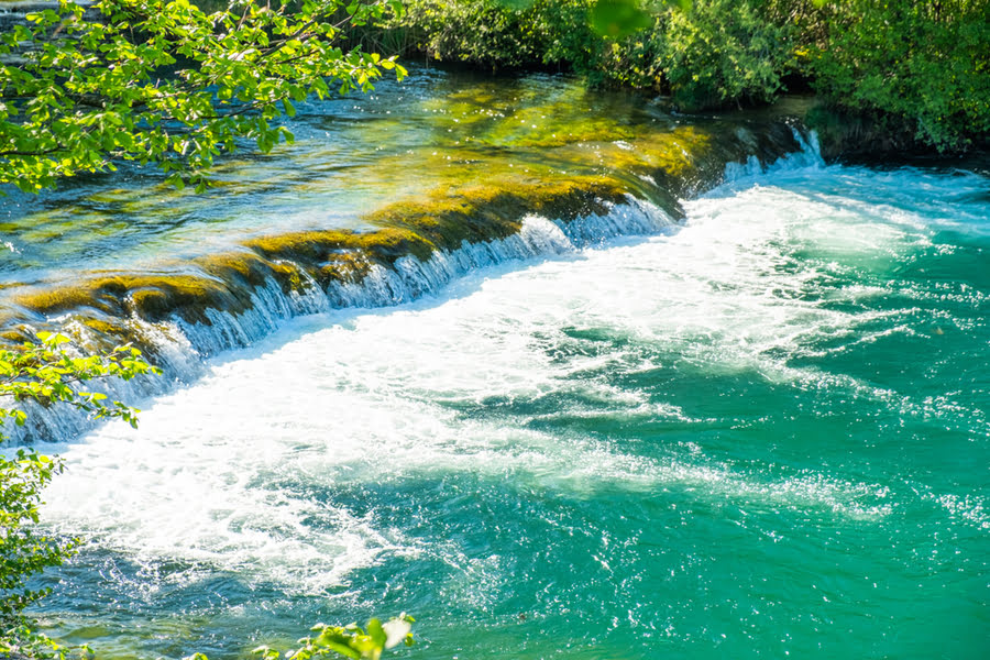 lage waterval in rivier