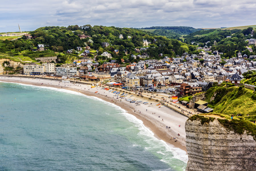 uitzicht op het Franse dorpje Étretat aan zee