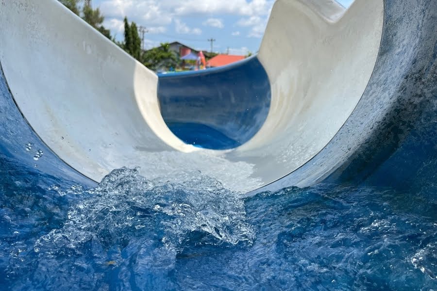 waterglijbaan van binnen