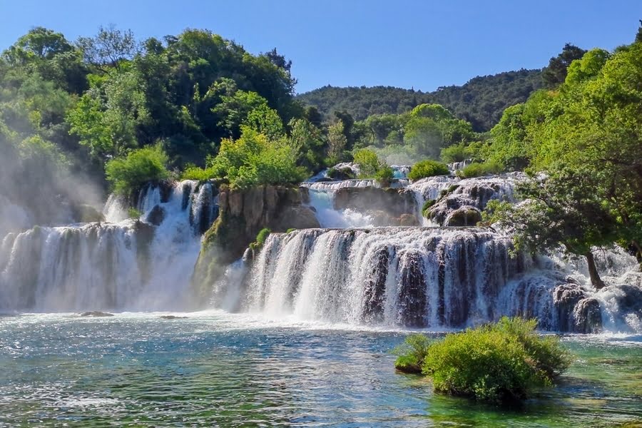 uitzicht op de watervallen van Krka