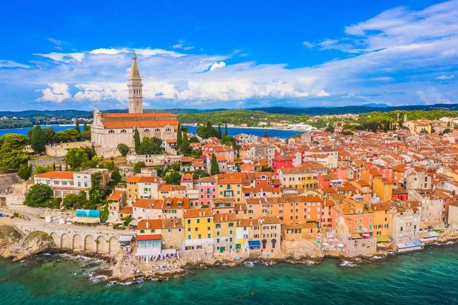uitzicht op de kleurrijke straatjes van Rovinj