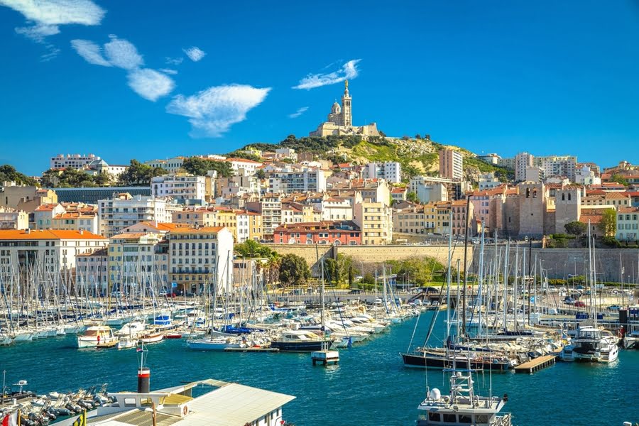 de haven van Marseille met het kasteel op een heuvel in de achtergrond