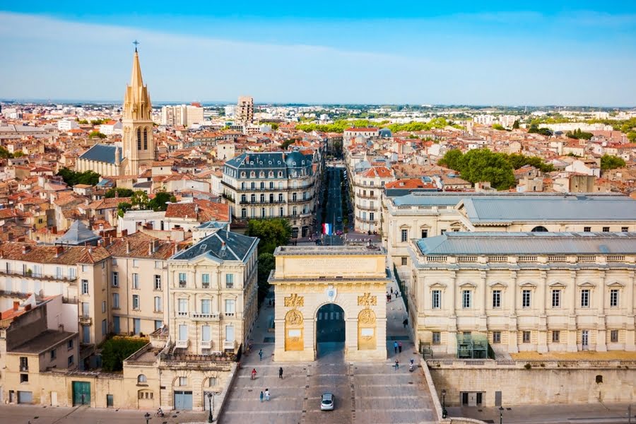 uitzicht op het historische centrum van Montpellier, met een kerk en boog
