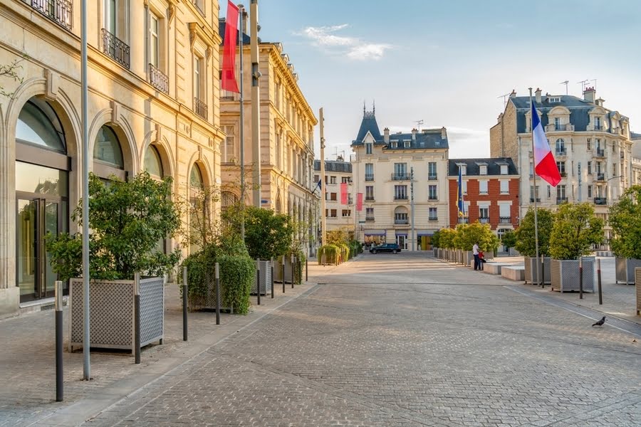 historische gebouwen en Franse vlaggen