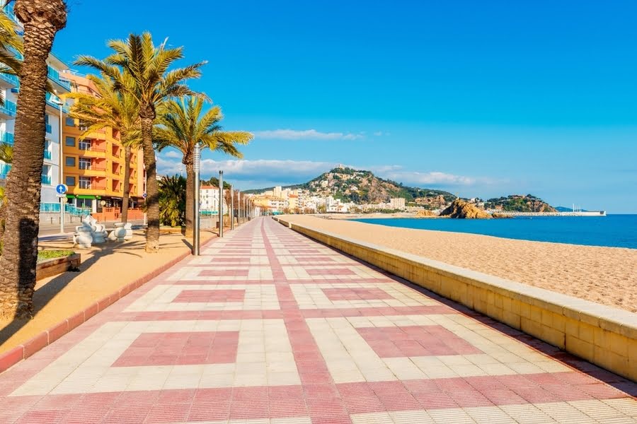 boulevard van Blanes, direct langs het strand