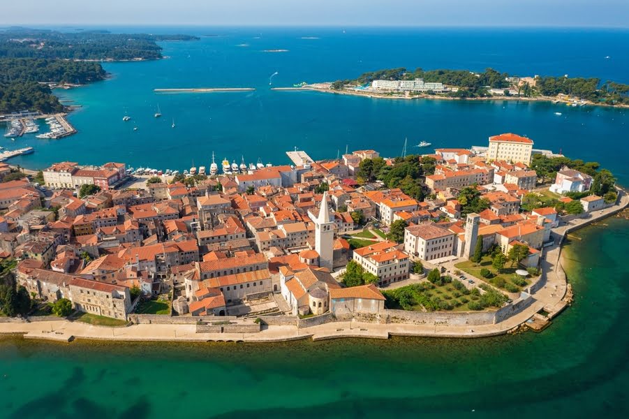 uitzicht op Kroatisch stadje omringd door blauwe zee