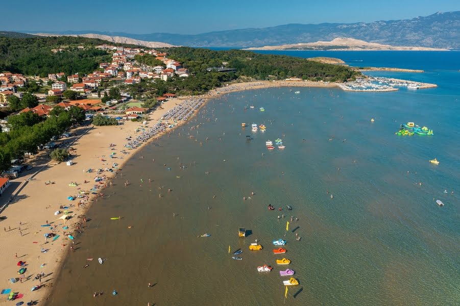 luchtfoto van een breed zandstrand