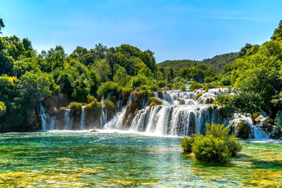 de terrasvormige watervallen van Krka, midden in het groen