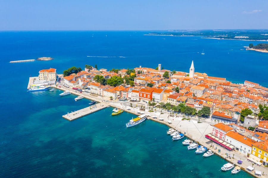 uitzicht op Poreč en de azuurblauwe zee