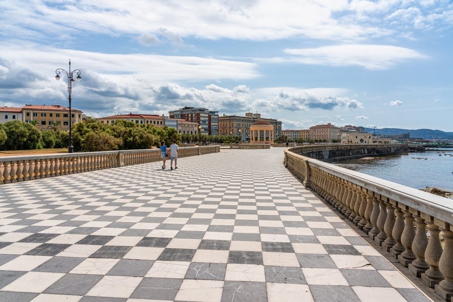 boulevard aan zee met zwart witte tegels
