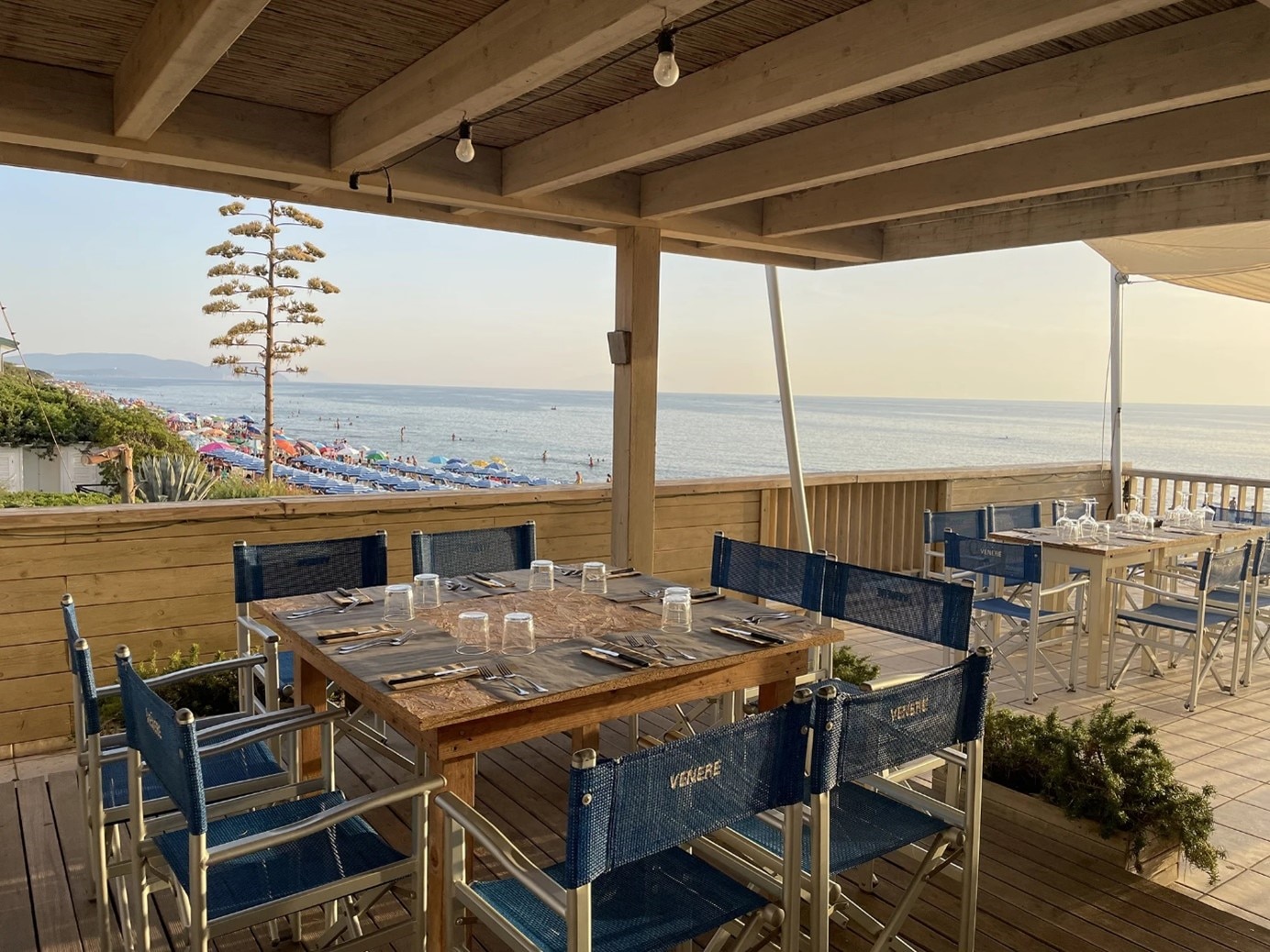 overdekt terras met uitzicht op strand