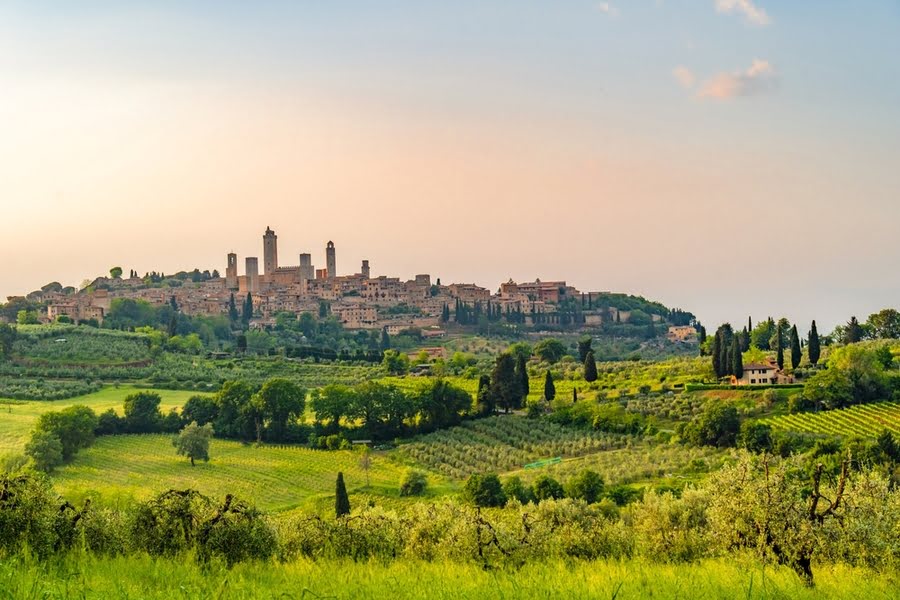 uitzicht op San Gimignano en omliggende groene heuvels